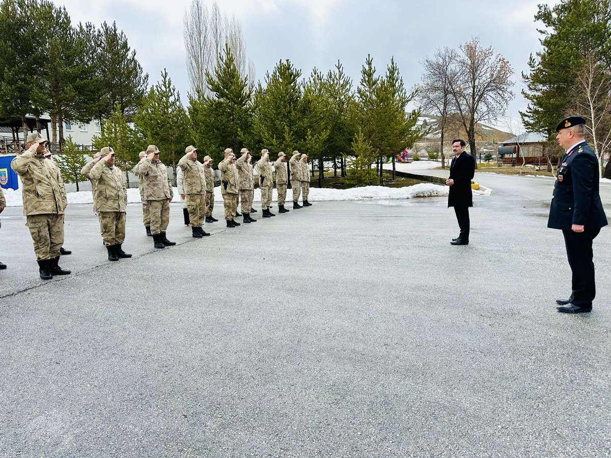 refahiye1's tweet photo. İlçe Kaymakamımız Sayın Halil İbrahim KÖROĞLU, Ramazan Bayramı vesilesiyle İlçe Jandarma Komutanlığı, Jandarma Komando Tabur Komutanlığı ve İlçe Emniyet Müdürlüğü’nü ziyaret ederek görevleri başındaki güvenlik güçlerimizle bayramlaştı. https://t.co/WbolPEpinr