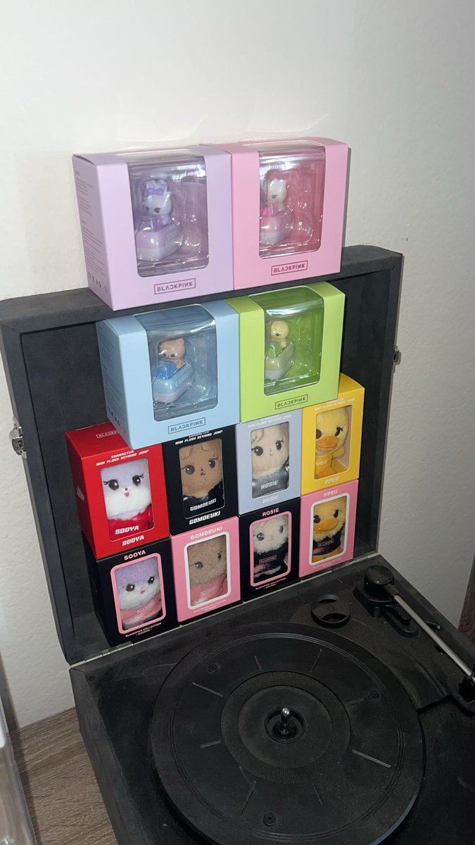 here’s a closer look at some of the blackpink merch I purchased at the deadline pop up in LA!! #DEADLINE #JENNIE #LISA #ROSÉ #JISOO #BLACKPINK