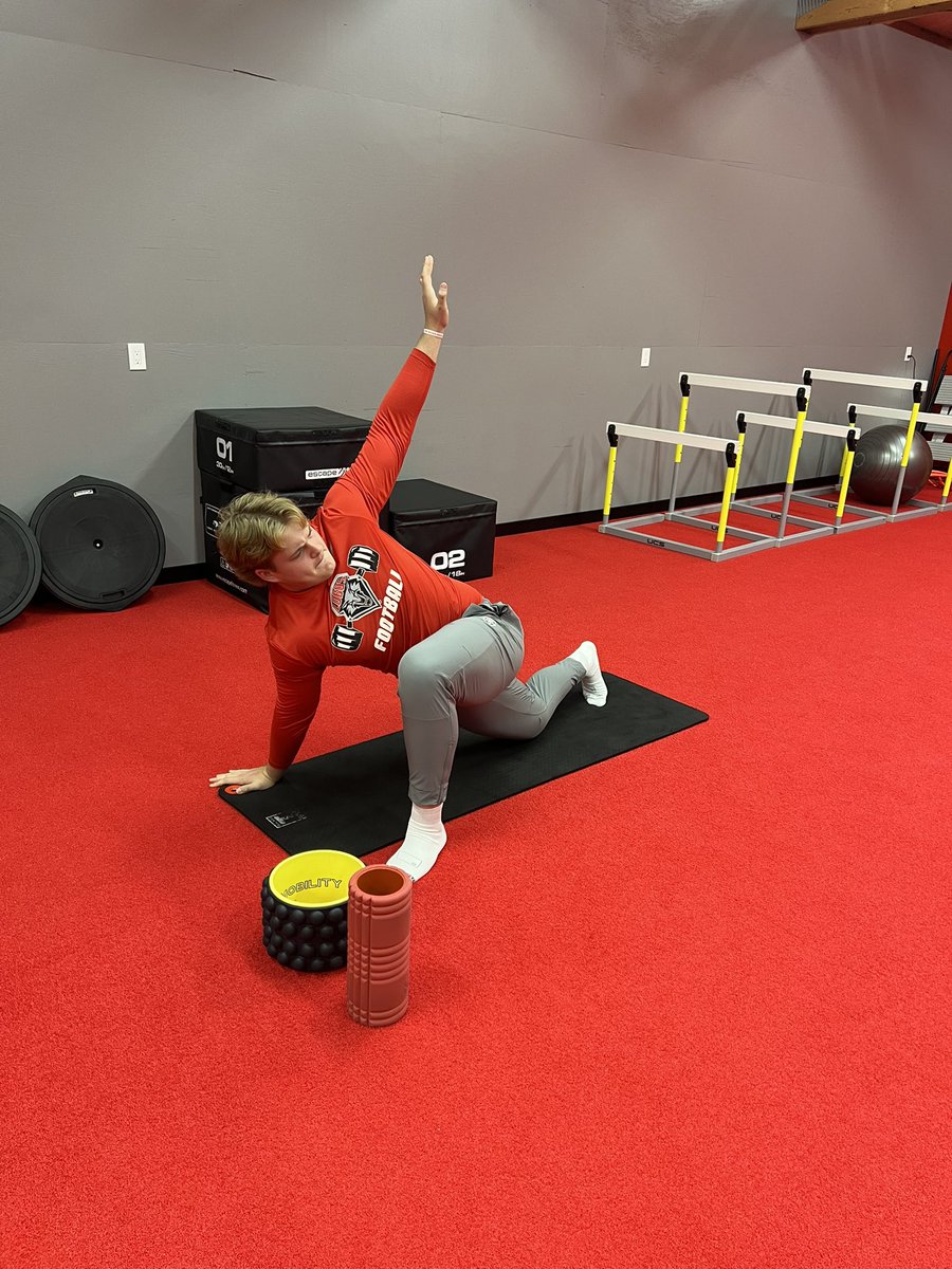 TommyB_K's tweet photo. How bout some Mobility?
#BigMan #Oline #hips #spine
@fetcho_markus #BKcrew❤️ #TBKathletics @UNMLoboFB https://t.co/P0W8HKXqHz