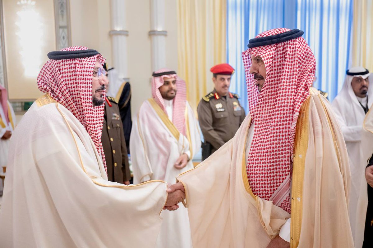 EmarahAlQassim's tweet photo. صور|
سمو #أمير_منطقة_القصيم يستقبل المحافظين ورؤساء المراكز وأهالي المنطقة بمناسبة عيد الفطر المبارك. https://t.co/2TlZkZydPC