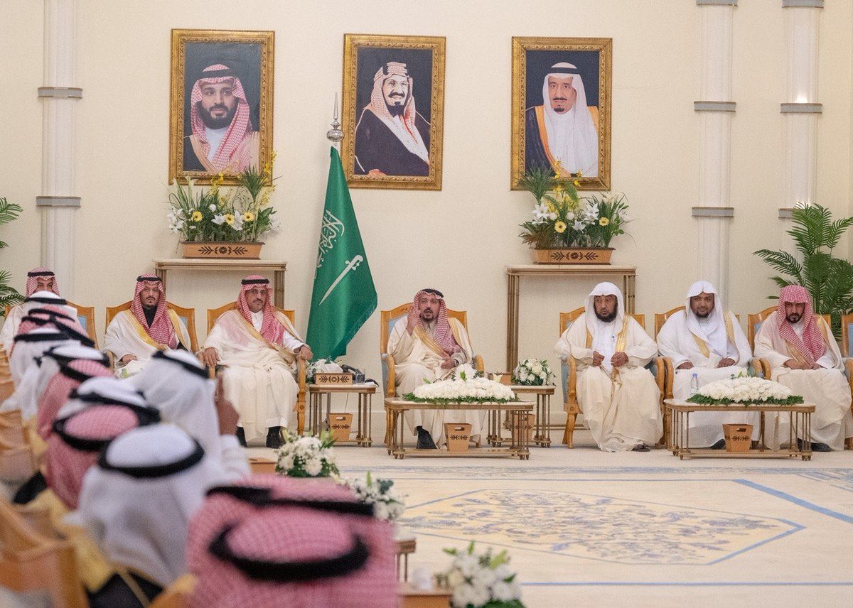 EmarahAlQassim's tweet photo. صور|
سمو #أمير_منطقة_القصيم يستقبل المحافظين ورؤساء المراكز وأهالي المنطقة بمناسبة عيد الفطر المبارك. https://t.co/2TlZkZydPC
