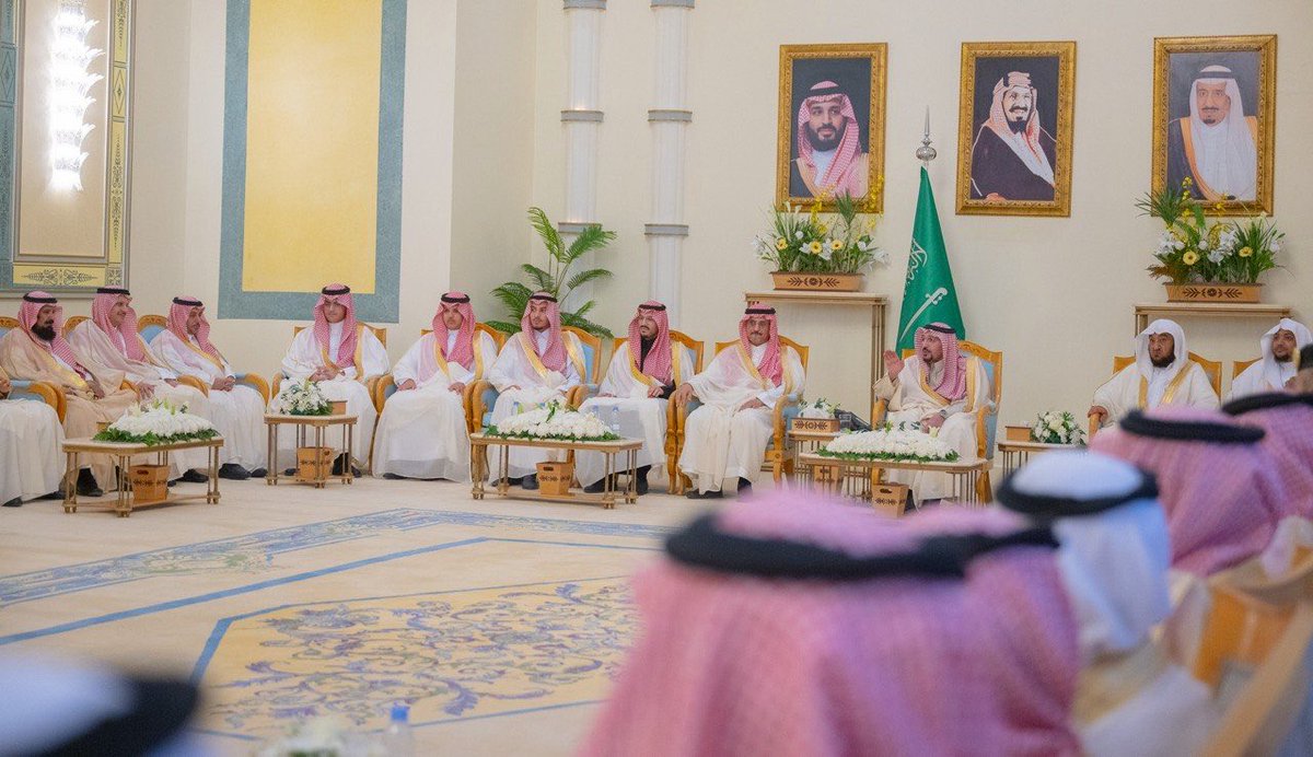 EmarahAlQassim's tweet photo. صور|
سمو #أمير_منطقة_القصيم يستقبل المحافظين ورؤساء المراكز وأهالي المنطقة بمناسبة عيد الفطر المبارك. https://t.co/2TlZkZydPC