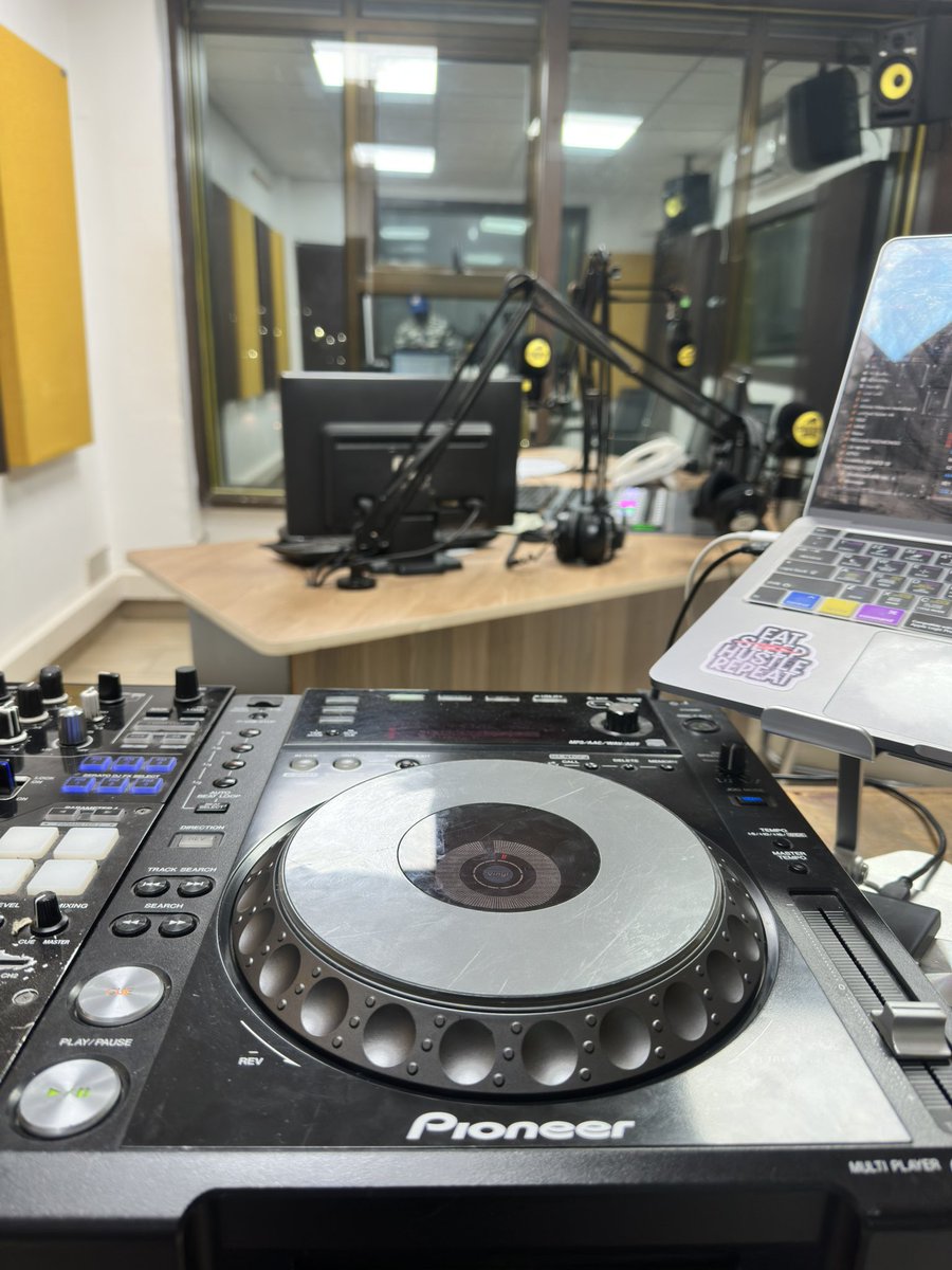 Check out for a special session of #JAHFLIGHT show as we play u nothing but the best reggae on <a href="/GhettoRadio895/">Ghetto Radio</a> with i <a href="/CharraDeejay/">Deejay Charra</a> till late