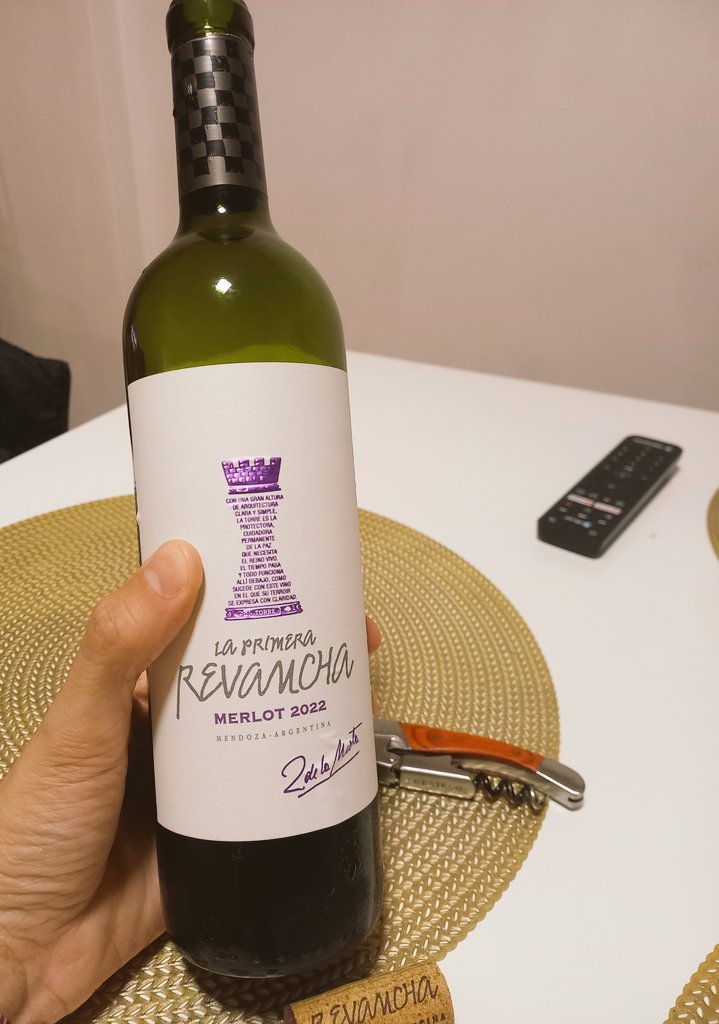 _gastonrivero's tweet photo. Que bueno que esta 👏 @RobertodelaMota Salud! 🍷 https://t.co/YecZEagPiZ