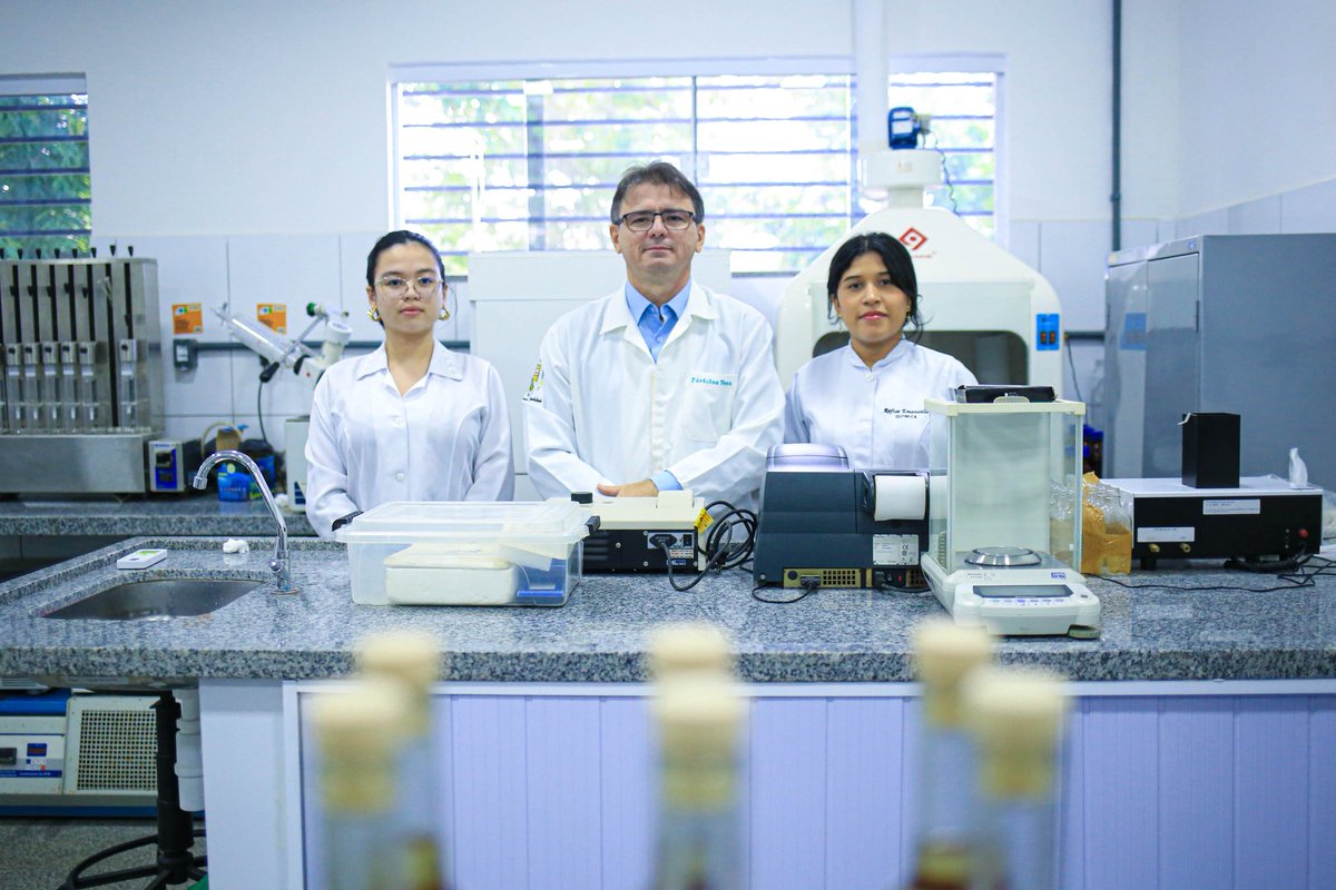 GovernoMA's tweet image. 🌱 Ciência maranhense inovando com sustentabilidade!

🔬 Pesquisadores da UEMA estão desenvolvendo uma solução natural para reduzir o excesso de cobre na cachaça, um desafio histórico na produção da bebida.

#GovernoMA #Sustentabilidade