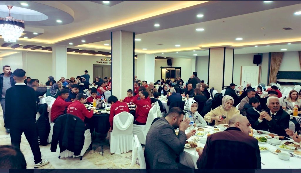 VANASKF's tweet photo. ASKF Başkanımız Sayın Cengiz Polater’in öncülüğünde, Van ASKF olarak düzenlediğimiz geleneksel iftar programımızı yaklaşık 400 kişinin katılımıyla birlik ve beraberlik içerisinde gerçekleştirdik.

Katılım sağlayan tüm misafirlerimize teşekkür ederiz. https://t.co/8bxZbkSCTt