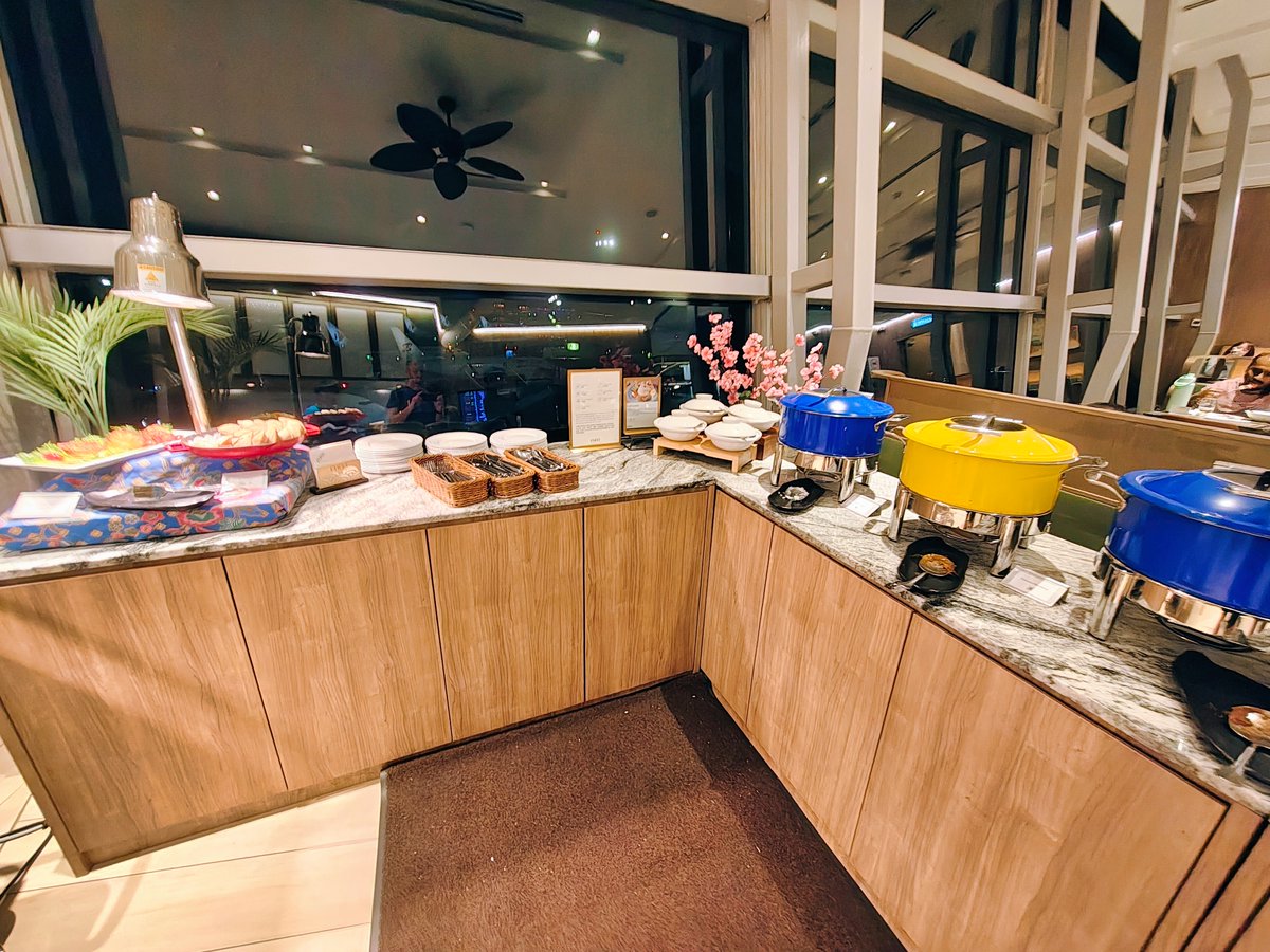 Lounge Review: Plaza Premium First at KLIA: easy to find a seat, great airfield views, engaging staff and decent food. A clear step-up from the standard lounge next door — though pricier for walk-ins. 

Full review: windowseatpreferred.com/2026/03/plaza-… 
#KLIA #TravelWriting