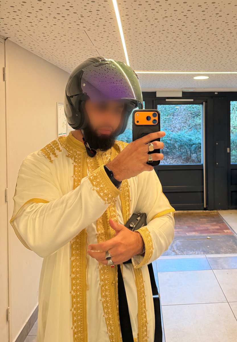 Mon grand mère qui me dit que j’ai mis une tenue de fiançailles et pas une tenue de l’aïd, que des messages subliminaux mdr