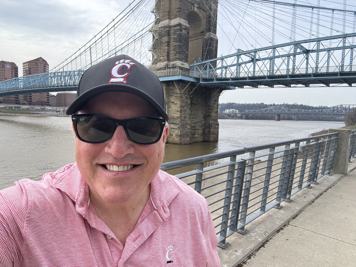 cincygreghoodin's tweet photo. Pink #Bearcats shirt for the #firstdayofspring is a very solid choice ‘cause, you know . It’s a #springthing rocking the @CincyRedBike down by the riverside @CincyParks windbreaker cause it’s a little windy (which does make perfect sense .#cincyvibes #BearcatVibes #allforcincy #todoporcincy #SpringVibes #springthings @uofcincy @uofcincyalumni @GoBearcatsUCATS @GoBEARCATS