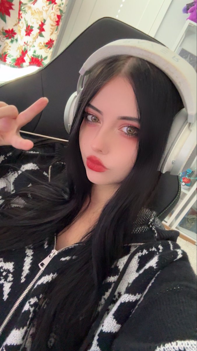 Julia Burch tweet media