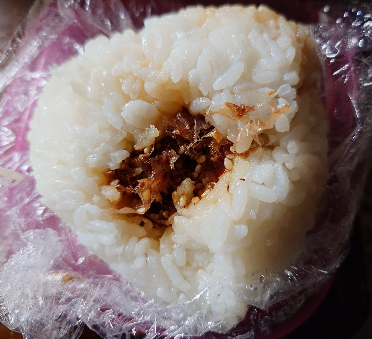 あ…ありのまま 今起こった事を話すぜ！俺は昼飯をおかかおにぎりと言われまかないに行ったらおかかおにぎりだった…
な…何を言ってるのかわからねーと思うがおれも何をされたのかわからなかった…
おかかふりかけとかそんなチャチなもんじゃあ断じてねえ…
もっとかつお節の深い味わいを味わったぜ…