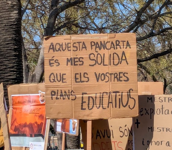 Aquesta pancarta és l'expressió del neguit dels docents. Cal q tots plegats, i aviat, ens ocupem i ens preocupem x l'educació pq ens hi va el futur dl país, la construcció d persones lliures, i les eines x a competir en un món global. <a href="/educaciocat/">Educació</a> ha d seure i fer marxa enrere