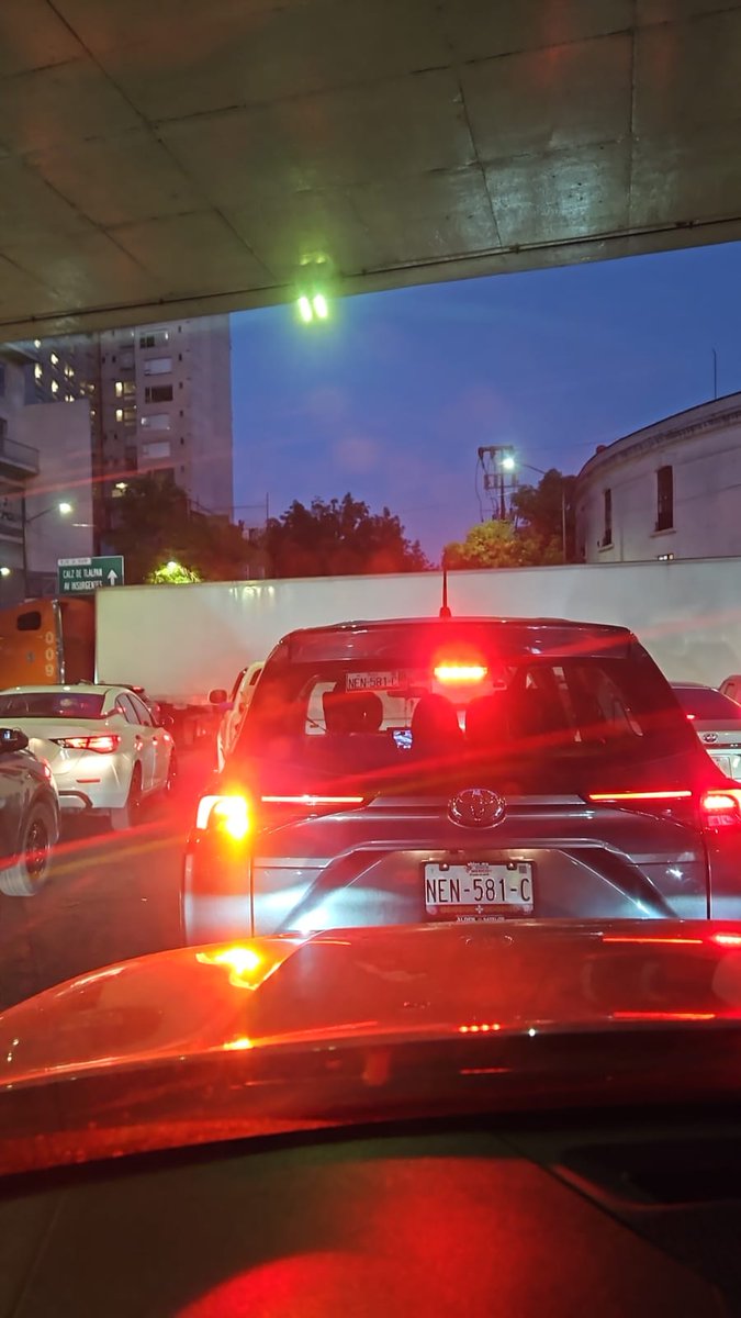 _calavetra's tweet photo. @LuisMiNegocios Ayer me quedé atorado bajo circuito bicentenario por 2 trailers 
Fue un caos https://t.co/Xuq1rLIVrt