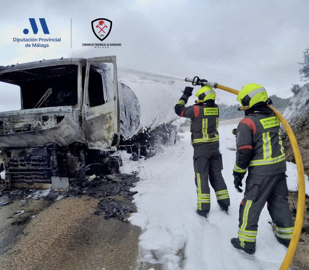 cpbmalaga's tweet image. Nuestras dotaciones #Campillos y #Antequera intervienen por cisterna de tráiler con gasoil ardiendo en Cam. de la Cantera, A-365, Km.7, de Navahermosa, #SierradeYeguas
Extinguimos y enfriamos con agua y espuma y vertemos sepiolita
Sin daños personales

#CPBMálaga @diputacionMLG