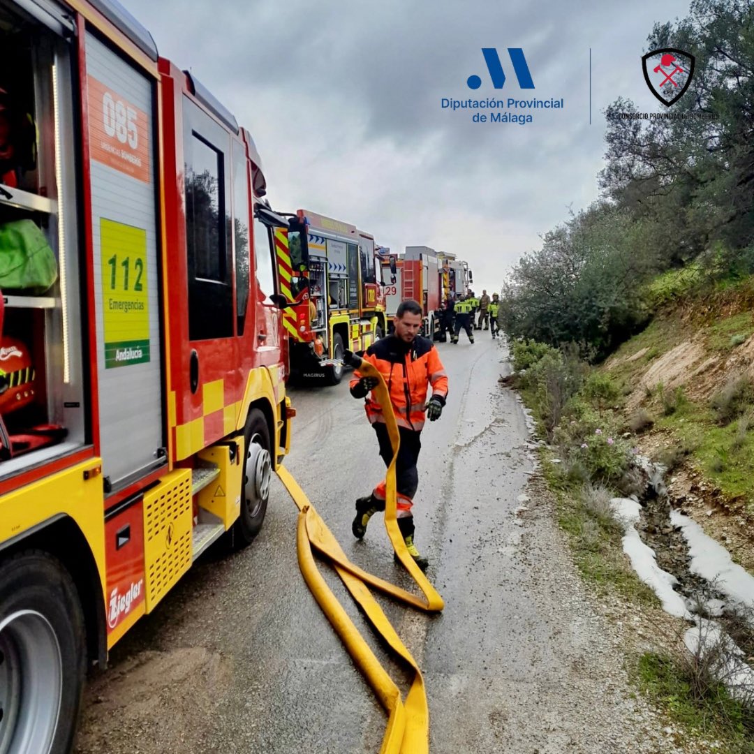 cpbmalaga's tweet image. Nuestras dotaciones #Campillos y #Antequera intervienen por cisterna de tráiler con gasoil ardiendo en Cam. de la Cantera, A-365, Km.7, de Navahermosa, #SierradeYeguas
Extinguimos y enfriamos con agua y espuma y vertemos sepiolita
Sin daños personales

#CPBMálaga @diputacionMLG