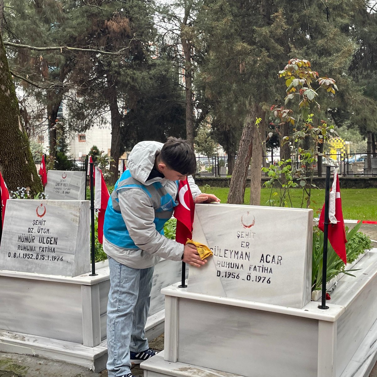 bosunatiklama's tweet photo. Bursa'da ortaokul öğrencileri, bayramın ilk gününde şehit kabirlerini temizledi. https://t.co/AL6eI6Lhba