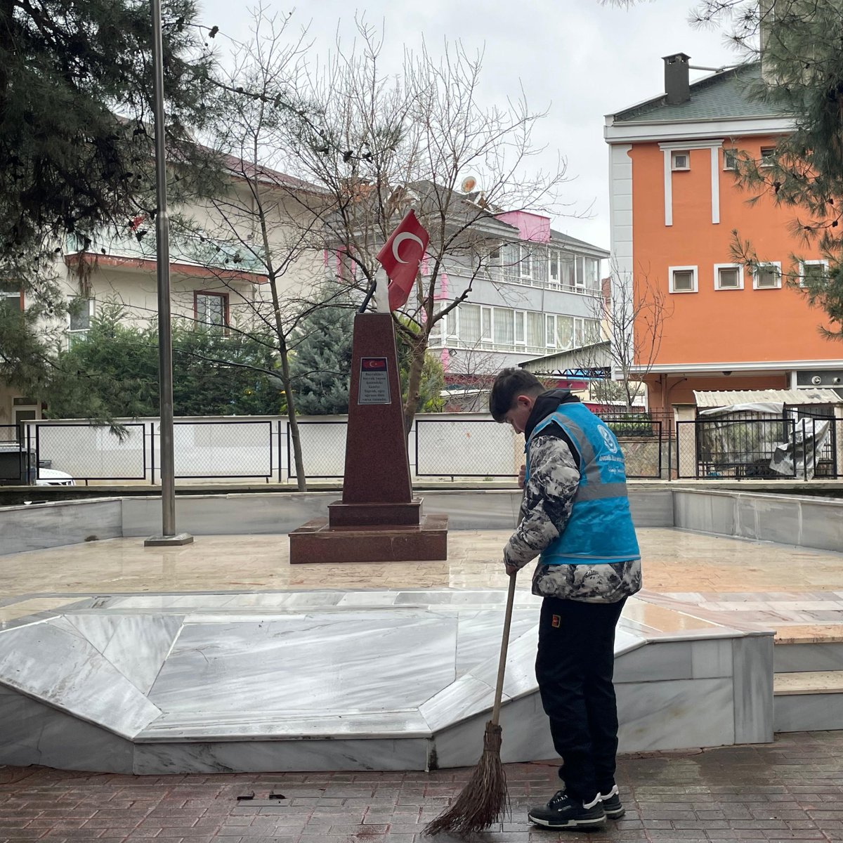 bosunatiklama's tweet photo. Bursa'da ortaokul öğrencileri, bayramın ilk gününde şehit kabirlerini temizledi. https://t.co/AL6eI6Lhba
