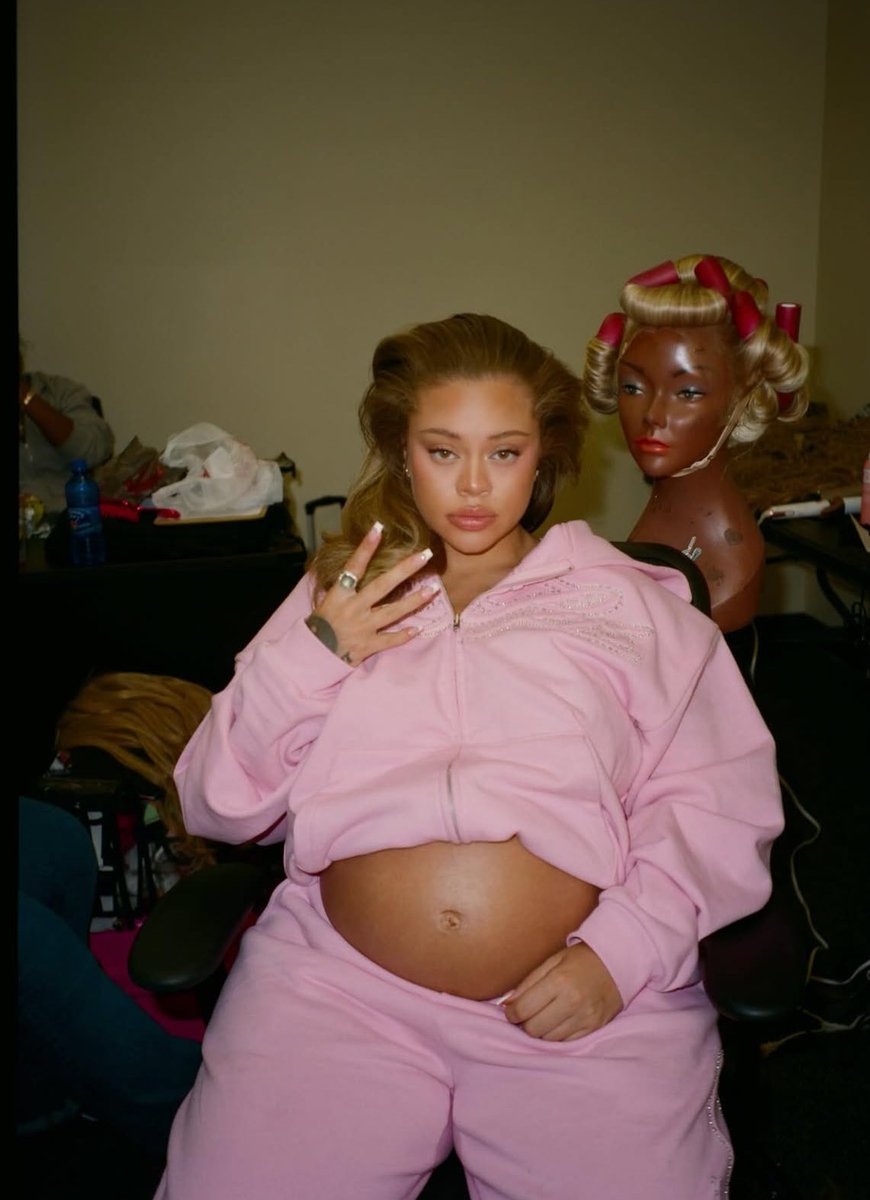 Bodega Baddie tweet media