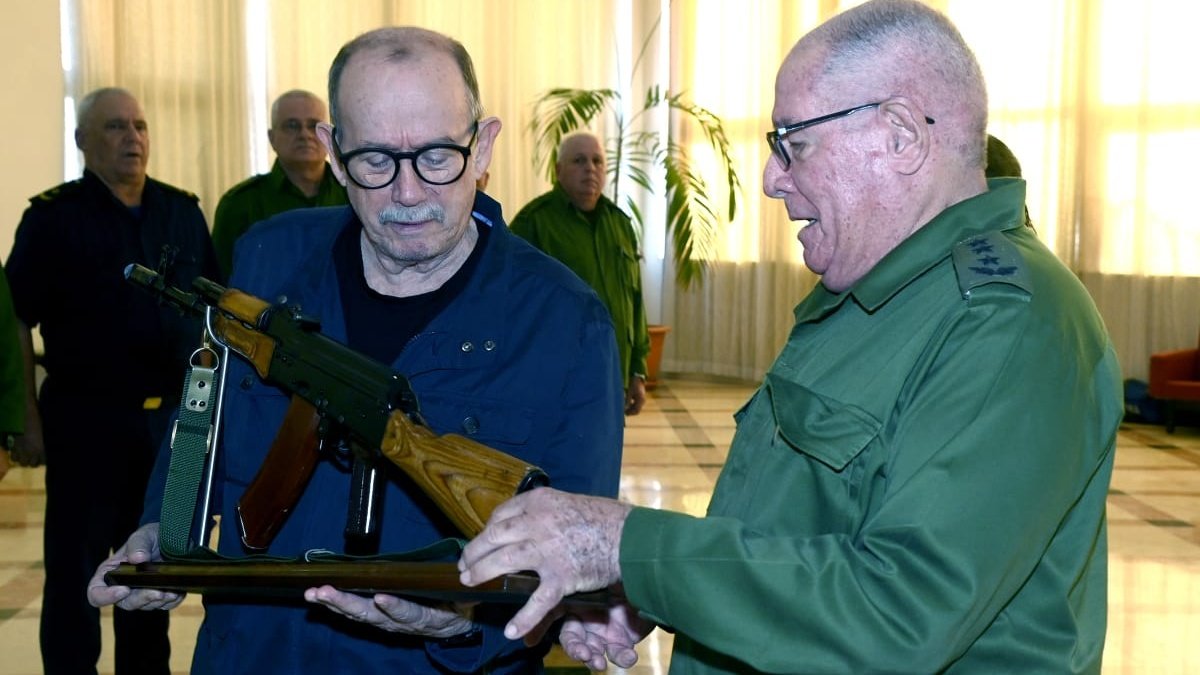 Con la presencia del Primer Secretario del Comité Central del Partido y Presidente de la República <a href="/DiazCanelB/">Miguel Díaz-Canel Bermúdez</a>, el prestigioso cantautor Silvio Rodríguez recibió un AKM CNC, luego de que pidiera un fusil para defender la Patria si el enemigo osara agredirla.  

La disposición de