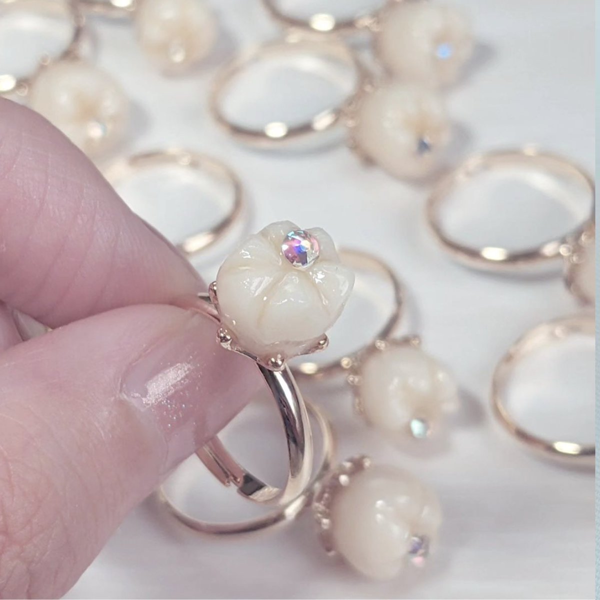 3/1~『RUNA』POPUP出店 🌹
ラフォーレ原宿 B0.5F
「愛と狂気のマーケット」内

リング、ブローチ、ネックレス（裏に全種）
アクセサリー全種納品しております✨

『RUNA』一瞬の美を永遠に
絵画・古典彫刻・解剖学を着想源に、人形造形×ジュエリーを融合。
日常に取り入れられるアート💎
<a href="/aitokyouki/">愛と狂気のマーケット</a>