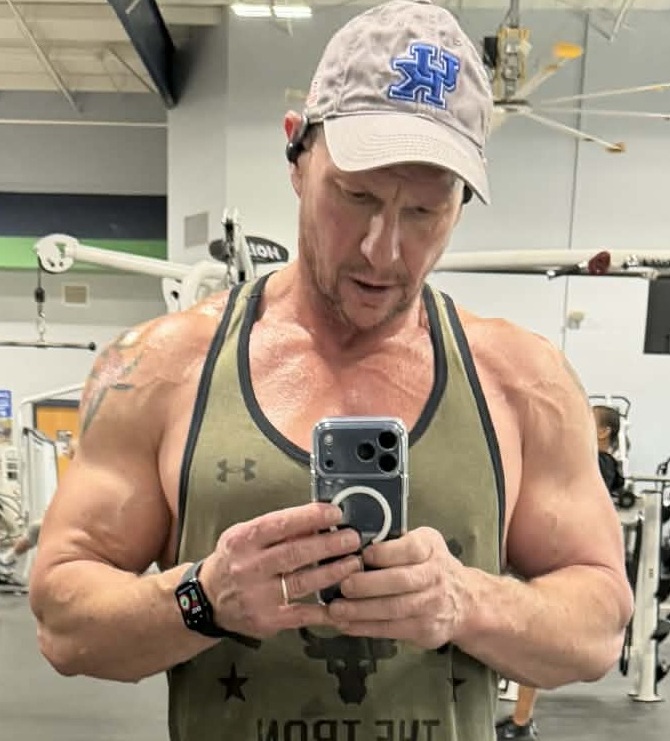 Billy_Maverick's tweet photo. Everybody wants to be elite- until it’s time to do elite work.
No days off. While they’re still in bed, I’m putting in the work.
They talk about age. I just get stronger.
This is where championships are earned.
#NoDaysOff #BuiltNotGiven #WorkWhileTheySleep #StillGotIt #ThirstTrap https://t.co/x7eTs14cKt
