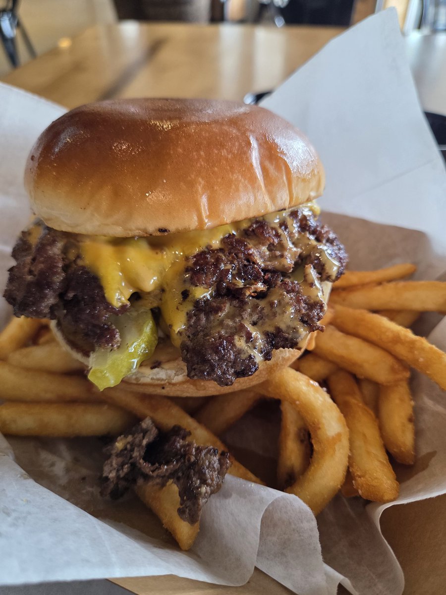 foxfurhat's tweet photo. @JMV1070 I just met Kelsey Murphy, working at her Test Kitchen up in Sun King Fishers...double smashburger was incredible...she's cool!!! #fedexcourier #uberdriverinindy https://t.co/lk29tAu5Sb