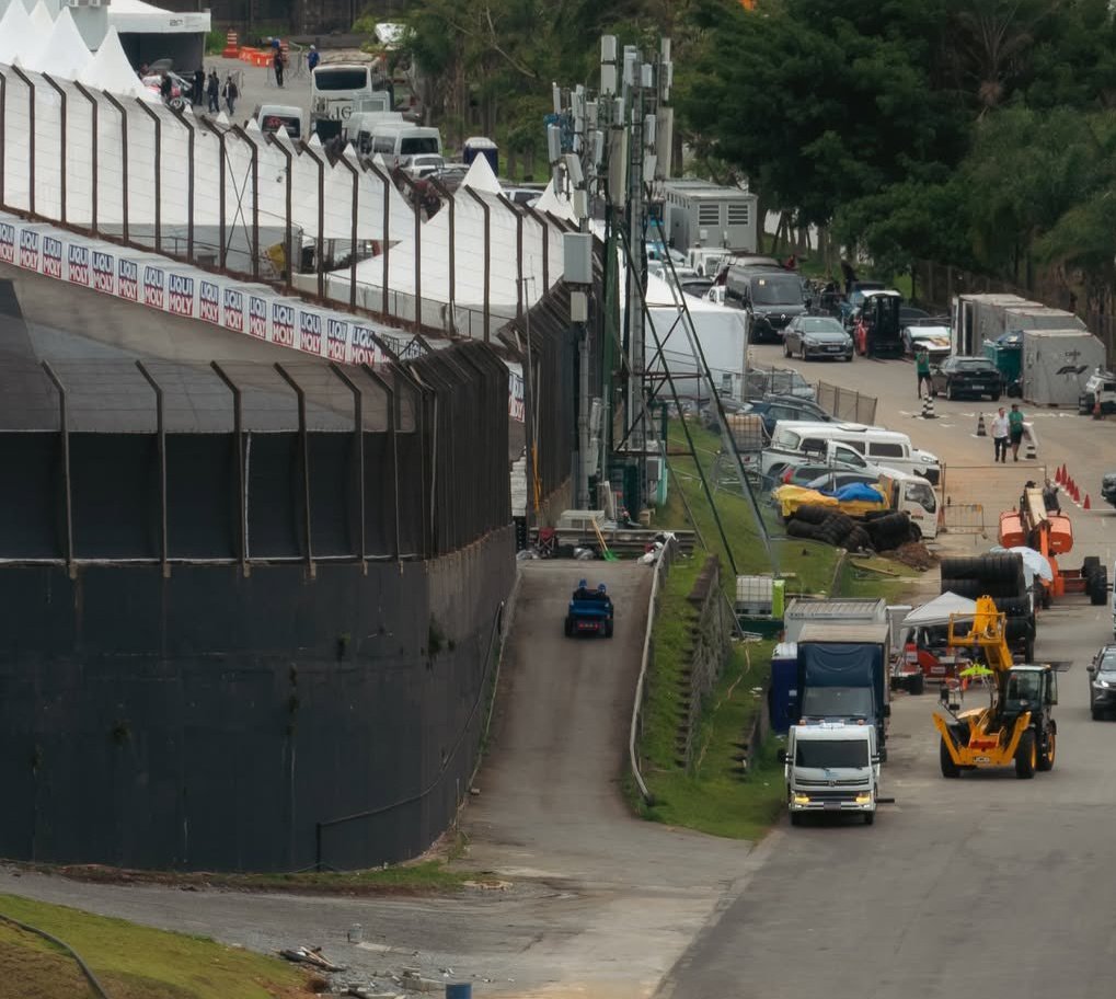 ไม่ใช่คลิป แต่เป็นตำนานพาหลานยายน้อยไปทางลัด จาก T4 ไปโผล่ T12 ออกสตาร์ท P10 จบP3 ขึ้นโพเดียมด้วยซำ้  ไม่ใช่ใครก็ทำได้ เพราะต้องรุ่นเก๋า(แก่)จริงถึงจะทันเลเอาท์สนามเก่าแล้วรู้ว่ามันลัดได้😭😭