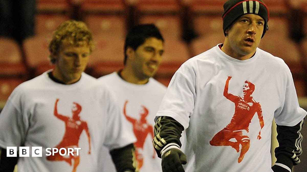 Irkçılığın her türüne karşıyız; aynı zamanda savunulmasına da karşıyız. Bu nedenle sizi 2011 yılına götürmek isteriz.

Luis Suárez’in Patrice Evra’ya yönelik ırkçılık suçlaması sonucunda aldığı 8 maç men ve para cezasının ardından, Liverpool FC yönetimi oyuncusunu savunan bir