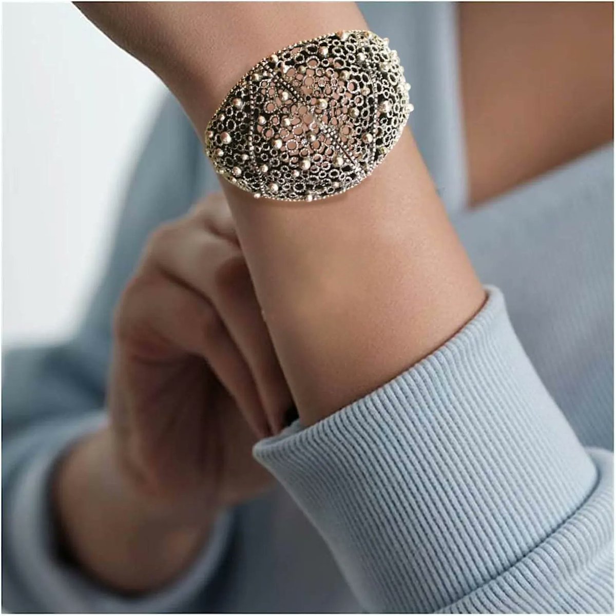 renaissancefai's tweet image. Silver Plate Modernist Filigree TORTOLANI Bracelet Clamper, Opem Work, Nodules, Detailed Design, Vintage
etsy.com/listing/447509…?
#bracelet #clamper #vintage #Tortolani #hinged #silverplate #filigree #modernist #brutalist  #large #domed #mesh #texiturized #collectible #statement