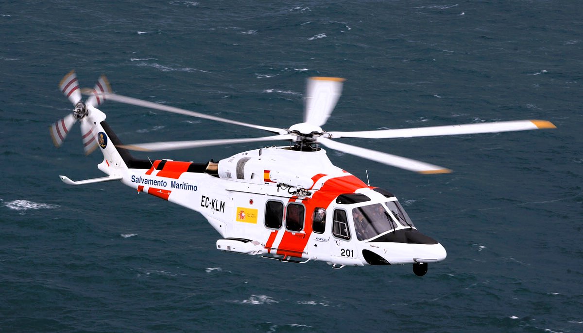 El Helimer 201 rescató esta tarde a una mujer que se encontraba agarrada a una boya en la bahía de El Médano (Tenerife) tras sufrir dificultades por el tiempo mientras practicaba windfoil. La persona no requirió asistencia sanitaria. #SeguridadNautica