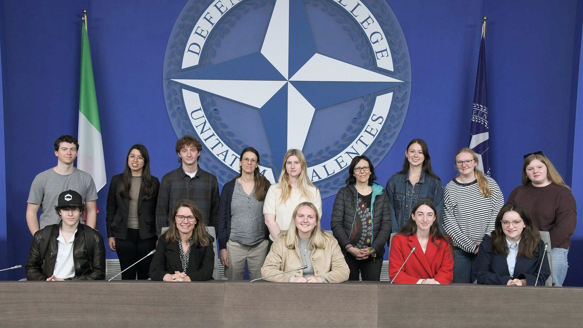NATO_DefCollege's tweet image. 🎓 Today, the NATO Defense College welcomed a delegation from @IESabroad Italy.

Students explored the NDC’s mission and received an insightful briefing by NDC Researcher @LesyaTwitts on Russian-Chinese #defence industrial #cooperation. 🤝

#WeAreNATO #StrongerTogether #Education