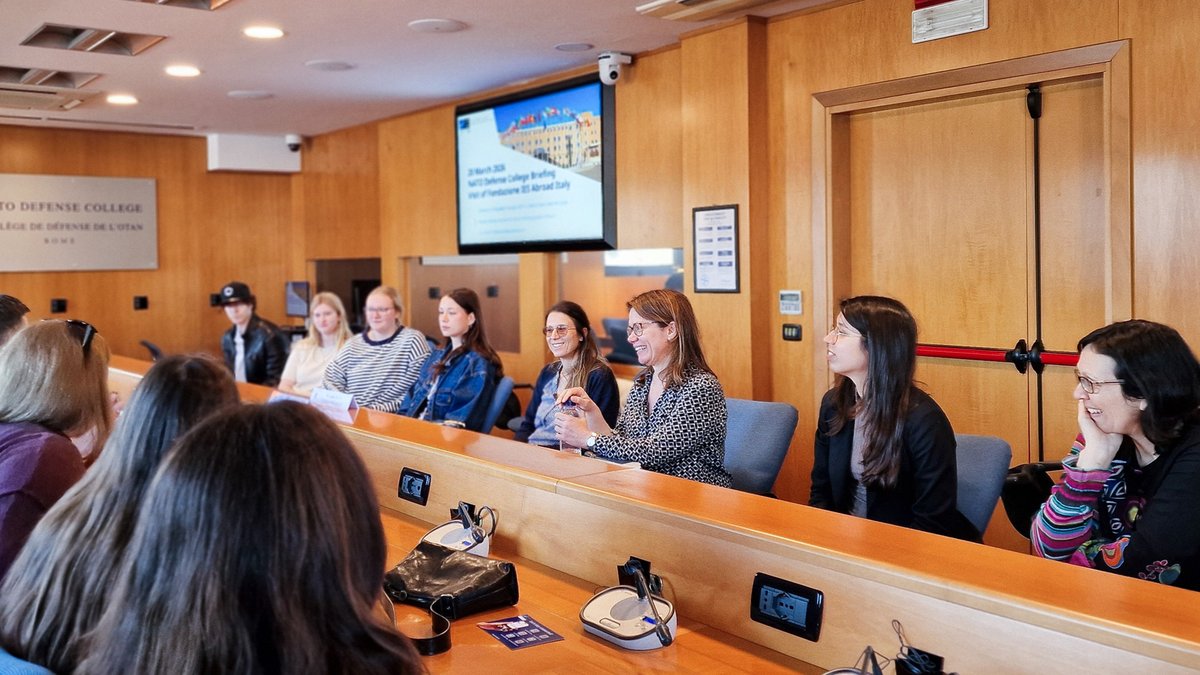 NATO_DefCollege's tweet image. 🎓 Today, the NATO Defense College welcomed a delegation from @IESabroad Italy.

Students explored the NDC’s mission and received an insightful briefing by NDC Researcher @LesyaTwitts on Russian-Chinese #defence industrial #cooperation. 🤝

#WeAreNATO #StrongerTogether #Education