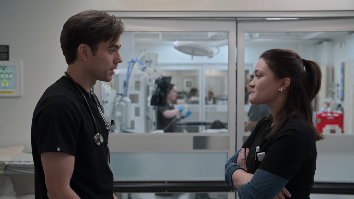CaptainTuchy's tweet photo. **Spoilers de The Pitt 2x11**

Mi problema con Santos no es su enfrentamiento con Langdon.
Es más, tiene todo el derecho a no perdonarle si no quiere.

El problema es que se cree por encima del bien y del mal no solo ahora, sino desde la primera temporada. Su comportamiento y compañerismo es nefasto desde el primer momento y ha tenido actitudes bastante cuestionables incluso con pacientes.
Hasta en este mismo capítulo se comporta mal y de forma engreída con quien supuestamente tiene más relación, Whitaker, porque es como así ha sido siempre.

Por eso no creo que sea la persona más adecuada para juzgar a Langdon por su adicción y su recuperación. Como tampoco tiene sentido que le eche en cara que no debería estar ahí cuando la decisión de no haberle denunciado ha sido totalmente suya (y de Robby).