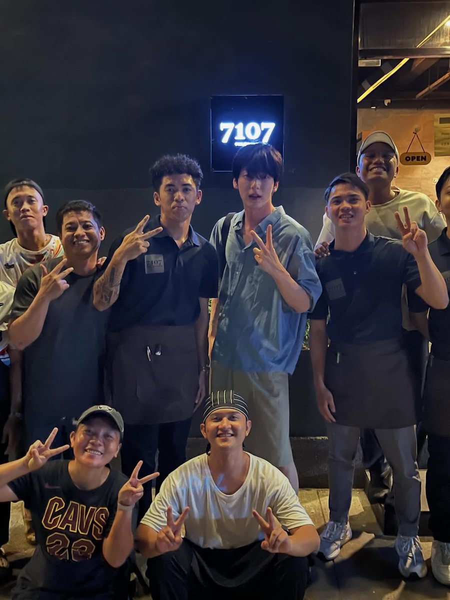 3CHOIKANGHUE04's tweet photo. Soobin with the crew of the restaurant he visited in Cebu 🥹 https://t.co/dwVTmt3N6g