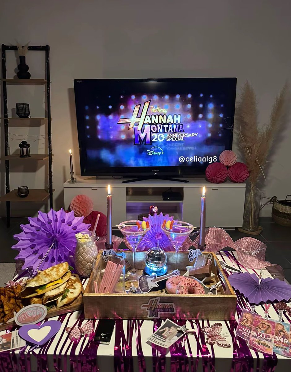 michellana07's tweet photo. Mi plan Justoooo el día martes 24 que es mi cumpleaños 💖😍🥳
#NadieComoNosotros #HannahMontana #Mylecyrus https://t.co/bWlLrxFiv5