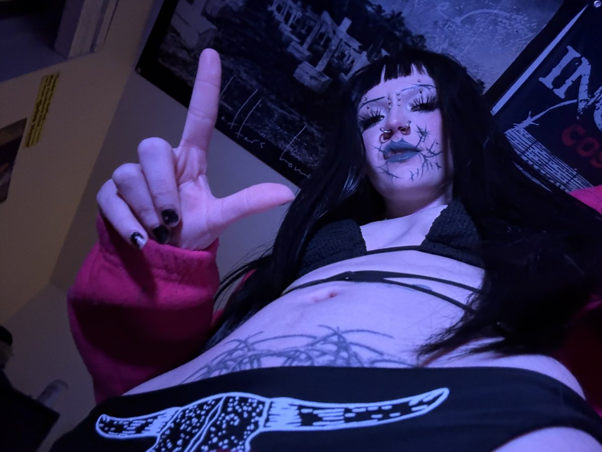 ᴍɪsᴛʀᴇss ᴡɪᴛʜ ᴛᴡᴏ ᴛᴏɴɢᴜᴇs 💸݁ᛪ༙ tweet media