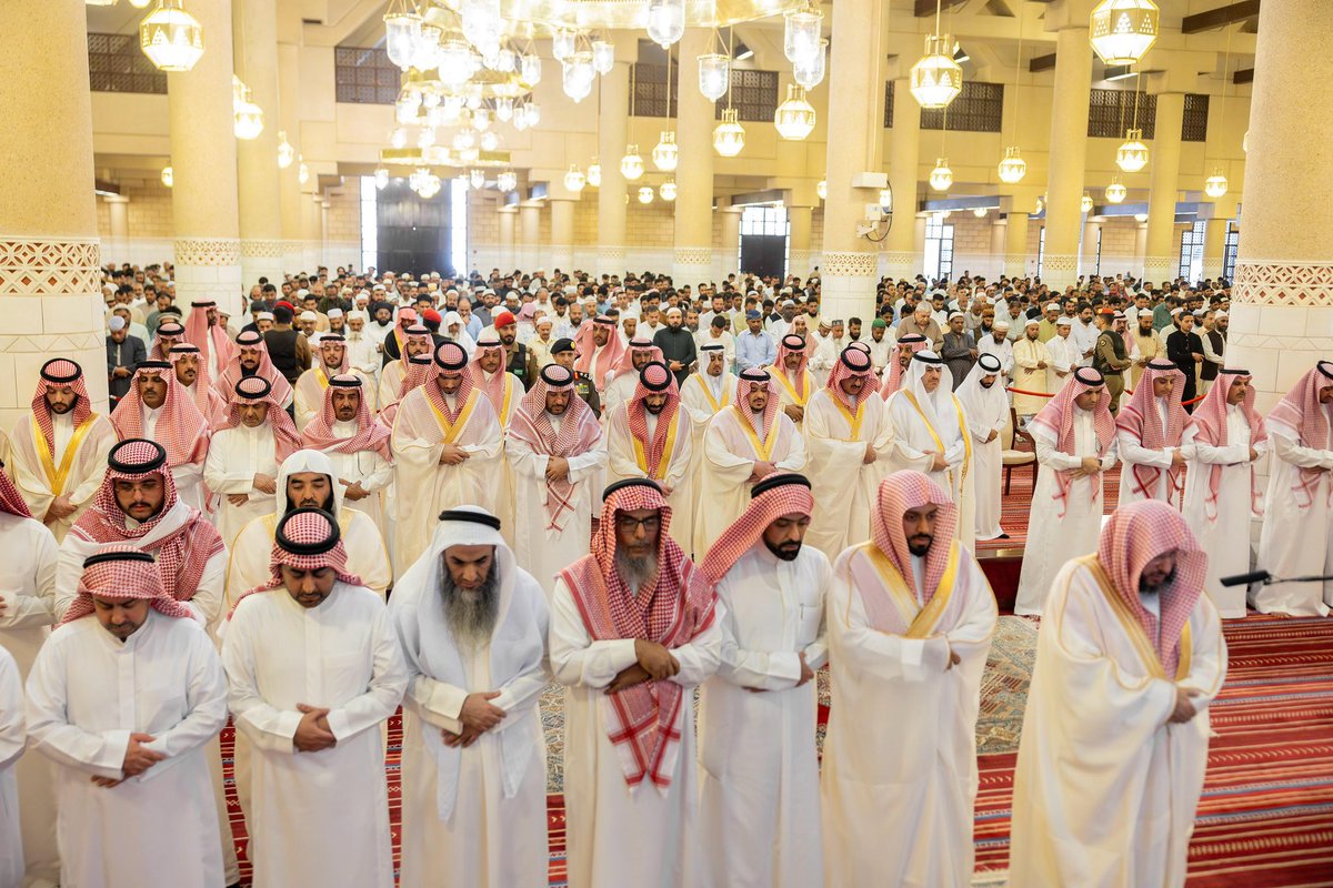 mohammedal_saud's tweet photo. أدى صاحب السمو الملكي الأمير
محمد بن عبدالرحمن بن عبدالعزيز
نائب أمير منطقة الرياض عقب صلاة
الجمعة اليوم، صلاة الميت على حرم
الشيخ سلطان بن سلمان بن حثلين
الشيخة الجازي بنت فلاح بن حثلين
رحمها الله وذلك في جامع الإمام
تركي بن عبدالله بالرياض https://t.co/WtKsTsD8zN