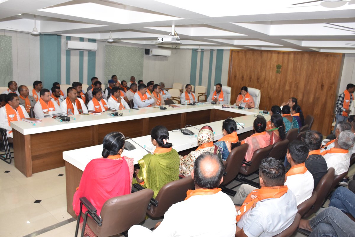 Rivaba4BJP's tweet photo. આજરોજ પ્રભારી જિલ્લા બોટાદ ખાતે આગામી સ્થાનિક સ્વરાજ્યની ચૂંટણીને અનુસંધાને આયોજિત મહત્વપૂર્ણ બેઠકમાં ઉપસ્થિત રહી કાર્યકર્તાઓને ચૂંટણીમાં ભવ્ય વિજય હાંસલ કરવા માટે દિશાનિર્દેશ આપ્યા તેમજ સંગઠનાત્મક મજબૂતી માટે જરૂરી માર્ગદર્શન અને સૂચનો કર્યા. https://t.co/wWfbEr0HeZ