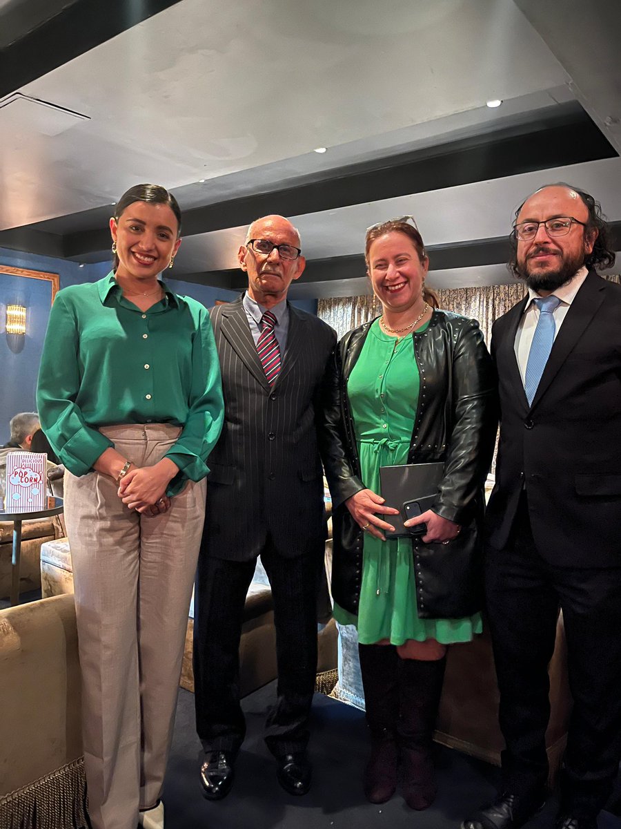 El Consulado del Ecuador en Nueva York reconoce al maestro Héctor Anchundia, artista de Los Ríos cuya trayectoria y talento han llevado el arte ecuatoriano a escenarios como el Met, Bronx Museum y Brooklyn Museum. 🇪🇨

Un ejemplo de esfuerzo y orgullo migrante.

#ecuatorianosenny