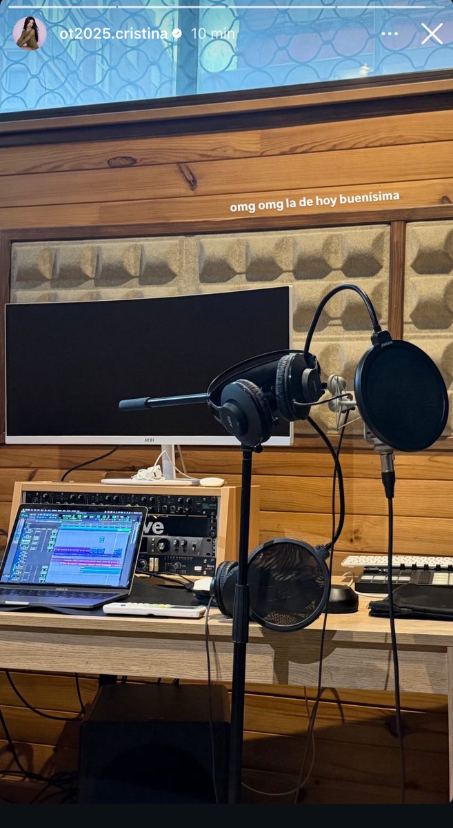 “Omg omg la de hoy buenísima” 
Ella vio que le estaban diciendo vaga y dijo, os calláis YA