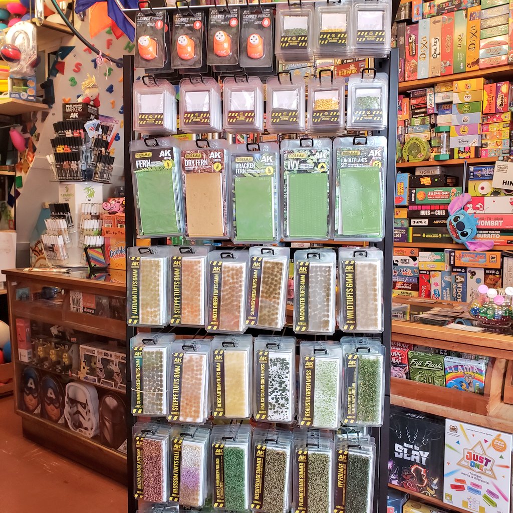 horadel_recreo's tweet photo. NOVEDAD EN TIENDA!
Directo desde 🇪🇸 nos llegó la increíble línea de productos de AK Interactive 🎨
Ahora en Hora del Recreo puedes llevar tus dioramas y maquetas a otro nivel con:
🌿 Vegetación realista
🌱 Pastos, musgos y follajes
🪵 Texturas y bases para escenarios
#valdiviacl https://t.co/VumpsuuTXd