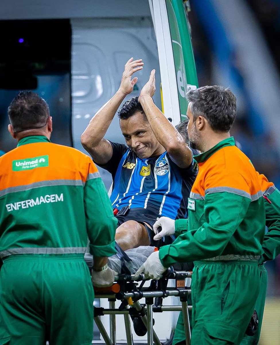 É um sentimento misto pela felicidade da conquista dos 3 pontos, em um grande jogo, contra um adversário duro como o Vitória. Mas a dualidade pela perda momentânea do Marlon machucou a todo gremista, seja na arena, assistindo de casa, onde for.

Apesar de tudo, sabemos que Caique