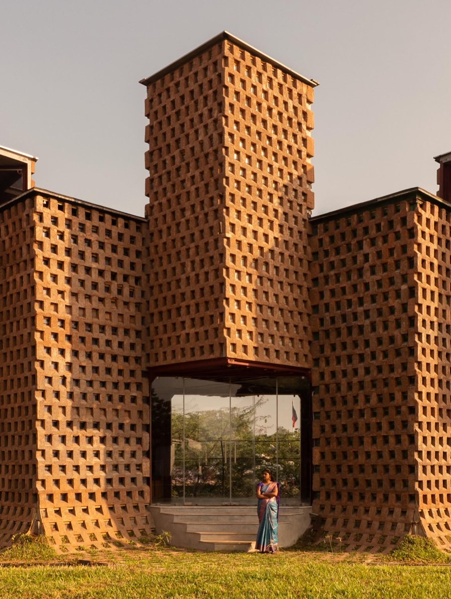parametricarch's tweet photo. 🎓 Learn AI, parametric design, computational workflows &amp; more at @PAACADEMYY.

📸 IG/iksha.in

#parametricarchitecture #sustainablearchitecture #eartharchitecture #computationaldesign #india https://t.co/HRIoczUHAw