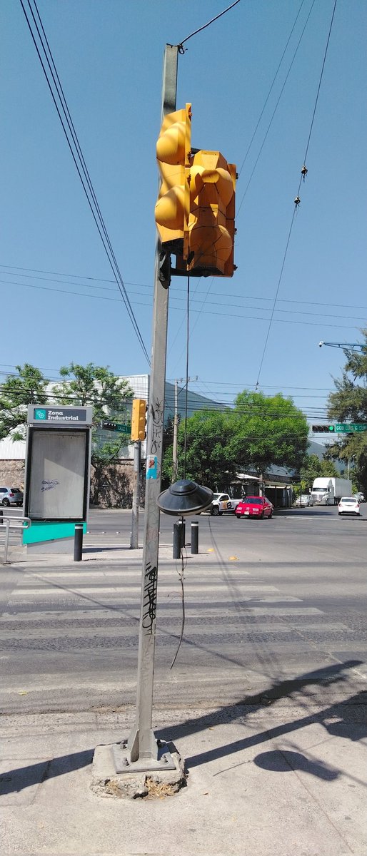 ErikaCastaeda23's tweet photo. Buenas tardes se descompuso el semáforo del peatonal en la av. Gobernador curiel a en calle litografía de la colonia Higuerillas https://t.co/cuWb3YE5uB
