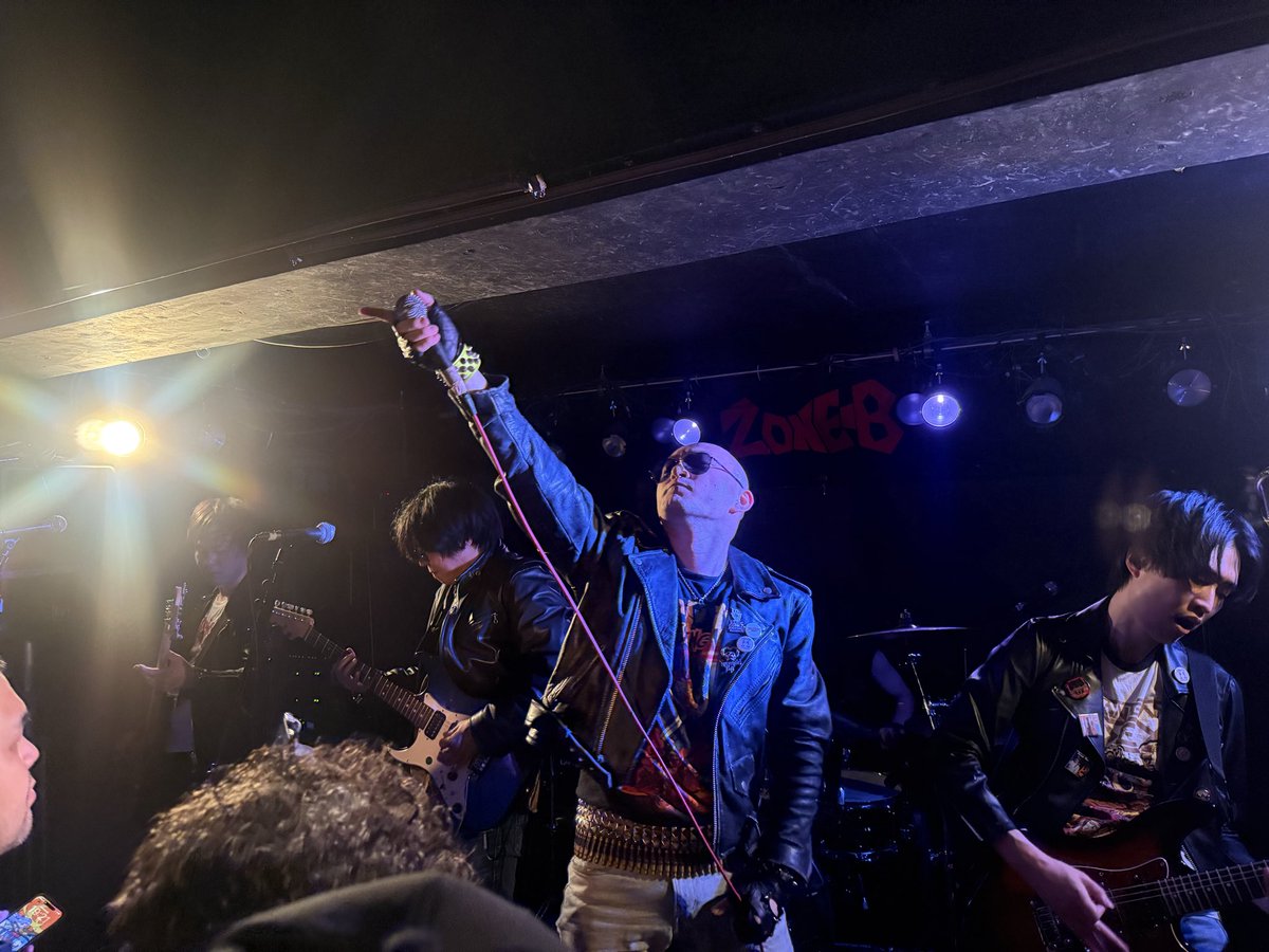 zazixmetal's tweet photo. RISINGFALLはパワーメタル寄りの正統派
前からライブ観たいと思っててようやく観れた
サンダーウォーリアーとヘルハウンドと3マンやってくれないかな笑
 #RISINGFALL https://t.co/CBFFIbeeiC