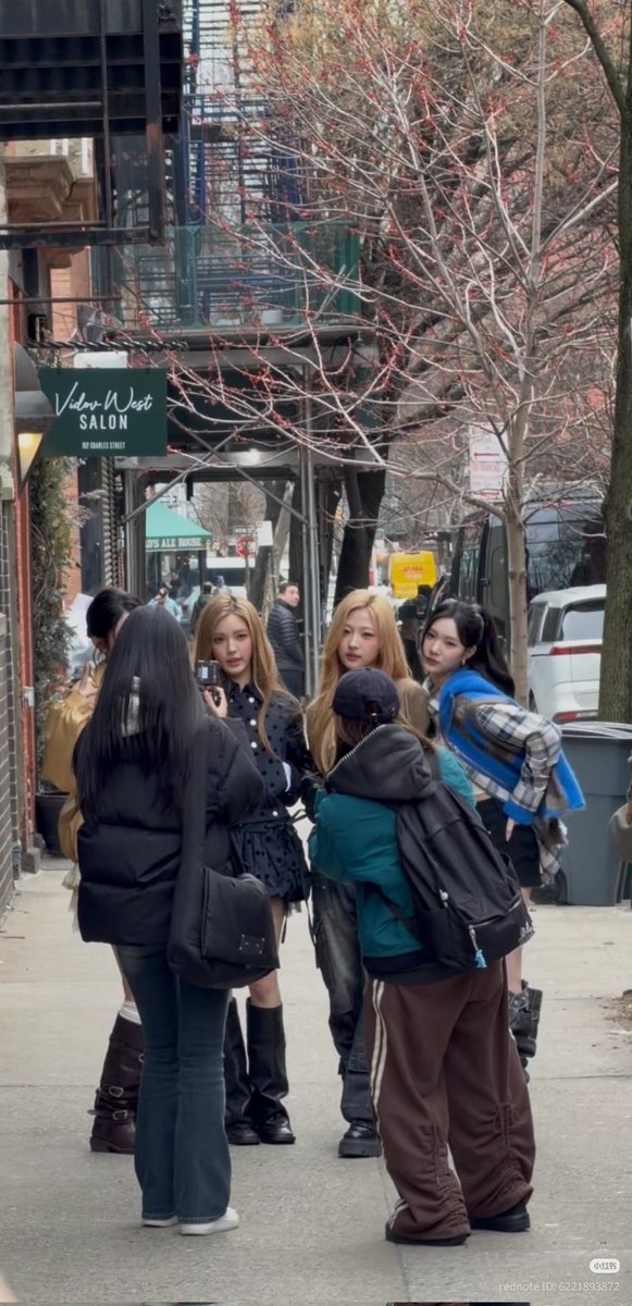 OP met Juun, Yuha, and Stella, and it seems like A-na or Ye-on is recording a video in West Village.

#Hearts2Hearts #하츠투하츠 #H2H <a href="/Hearts2Hearts/">Hearts2Hearts</a>
