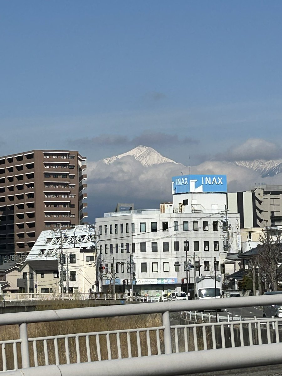 昨日、松本句会の前に薄川のほとりを歩いていて、鶯を聞いた。
桜はまだまだで、常念岳は雪が厚い。