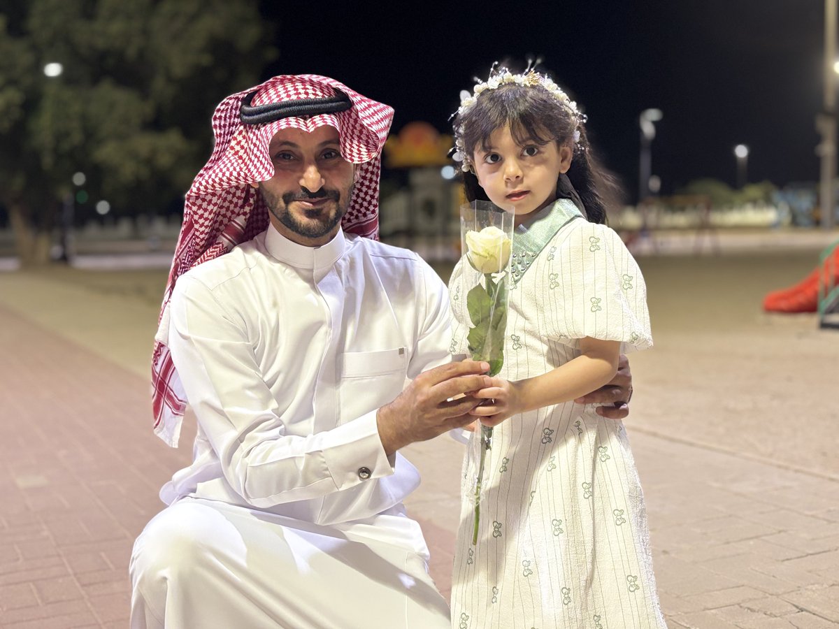altwalsa's tweet photo. في أجواء تغمرها البهجة والفرح بـ #عيد_الفطر المبارك،
#بلدية_محافظة_الطوال تُعايد الأطفال و زوار حديقة المركز الحضاري بالورود والهدايا.

#أمانة_جازان https://t.co/KLQSLUVTIX
