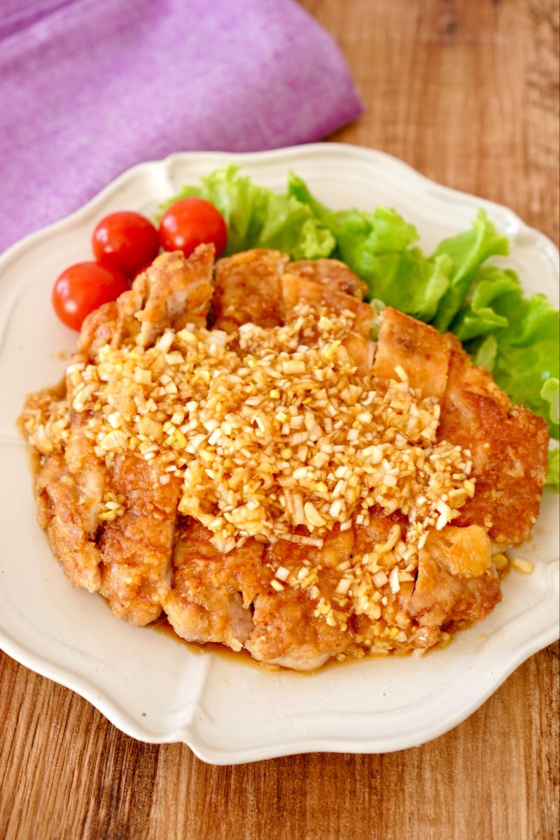 rina_kitchen's tweet photo. 揚げてないのにザックザク！しかもワンパン完結。これなら作るか…！とやる気になれる、我が家の定番油淋鶏です。
ザクザクジューシーな揚げ鶏に葱ソースをたっぷり！想像しただけでヨダレが滝…お酒もご飯もすすみまくる間違いないやつです。倍量作るべきやった…と後悔します。笑 https://t.co/eXClszl8Hn