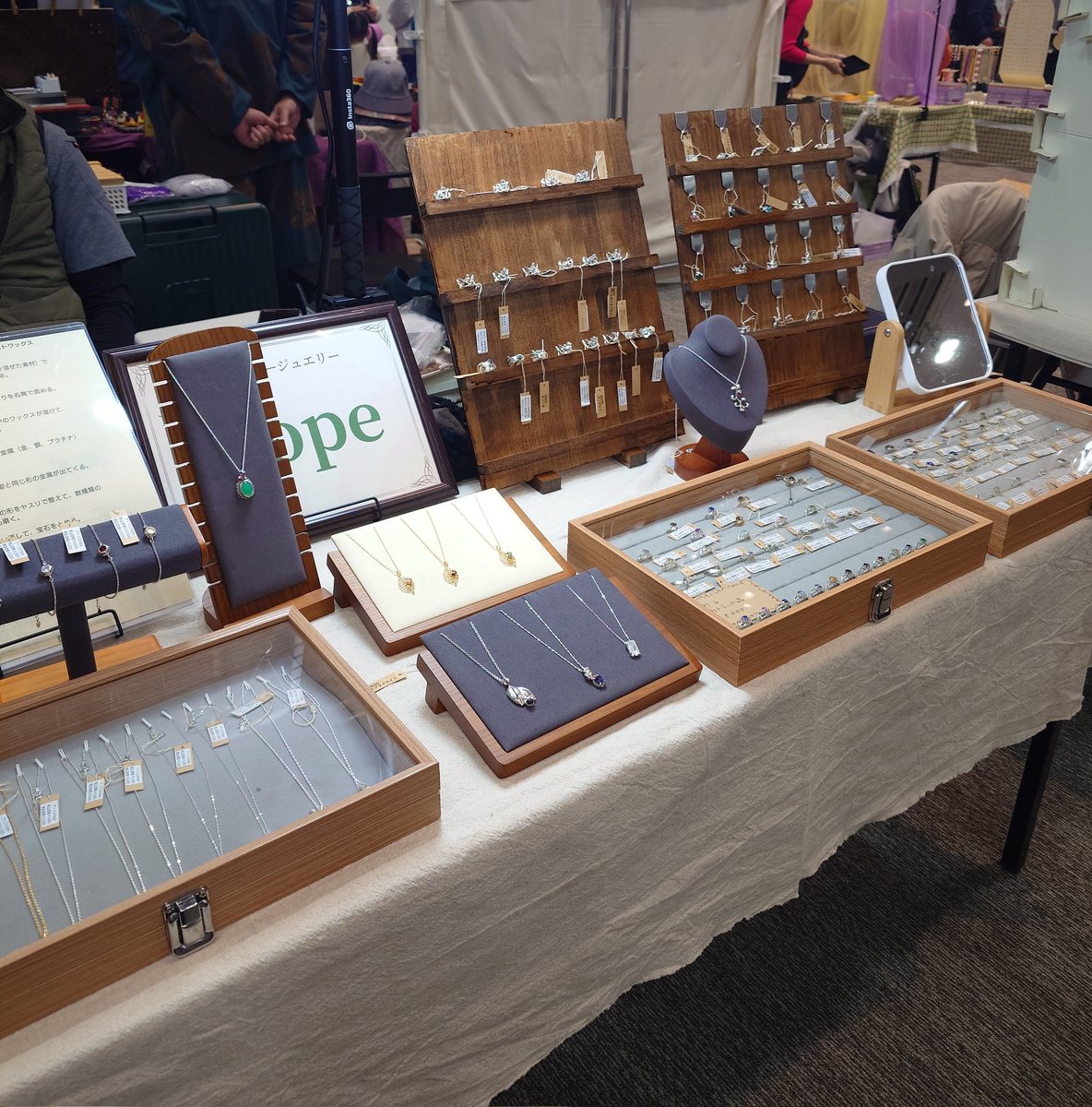 nekonen517's tweet photo. 昨日から『てづバ』ATCホールの【と-04】ブースで出展しております。
アトリエHopeです！
同じ大阪府内から通うのに電車等乗り継ぎで1時間半かかる。
道のりがリアルに遠いです！
１０〜１７時までおります。
ご都合合う方は見に来てやってください。
#てづバ大阪
#アトリエHope
#シルバージュエリー https://t.co/UMAy4pfnLL